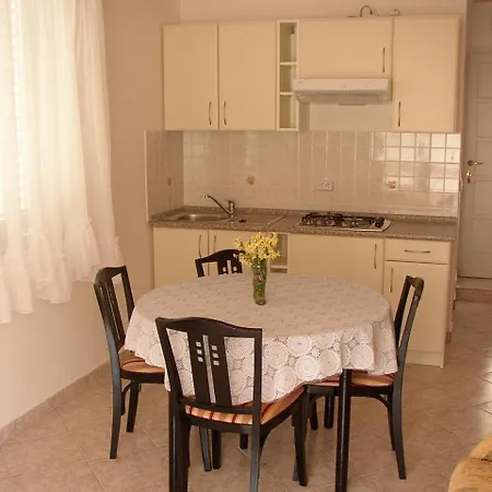 Luca - With Courtyard Apartment Povljana