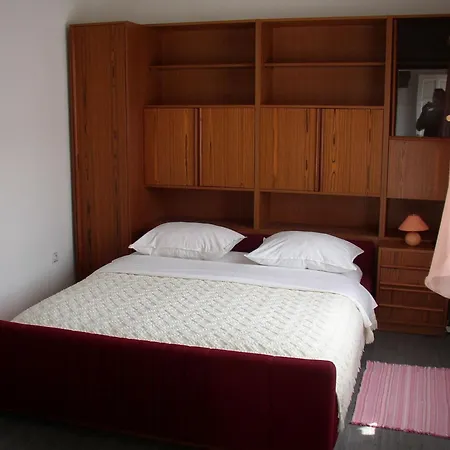 Luca - With Courtyard Apartment Povljana
