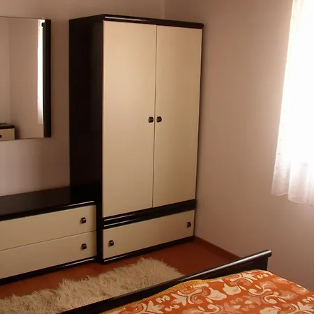 Apartment Luca - With Courtyard Povljana