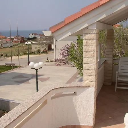 Luca - With Courtyard * Povljana