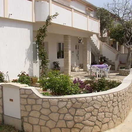 Apartment Luca - With Courtyard Povljana