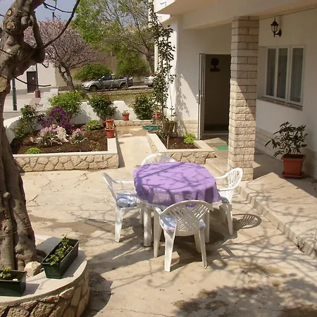 Luca - With Courtyard Apartment *