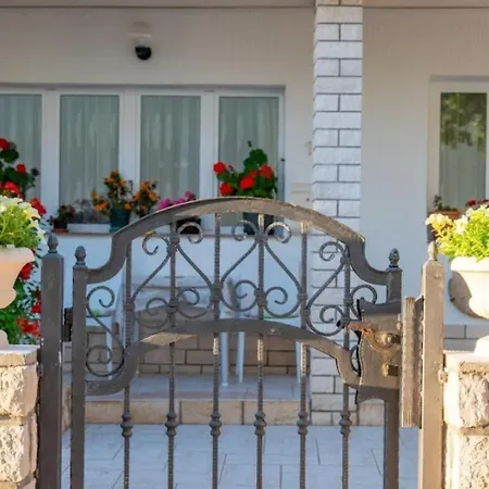 Luca Appartement Povljana